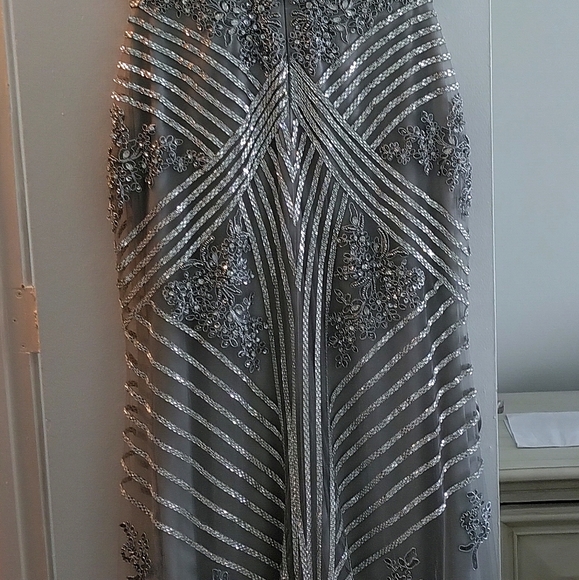 Mother Of The Bride Exquisite silver gown. - Picture 12 of 16
